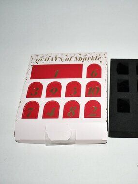 Dillard’s 10 Days of Sparkle 7" Chain Bracelet w/ 9 Assorted Charms GS00039 Gold